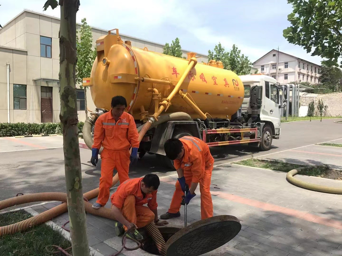 齐河管道疏通车停在窨井附近