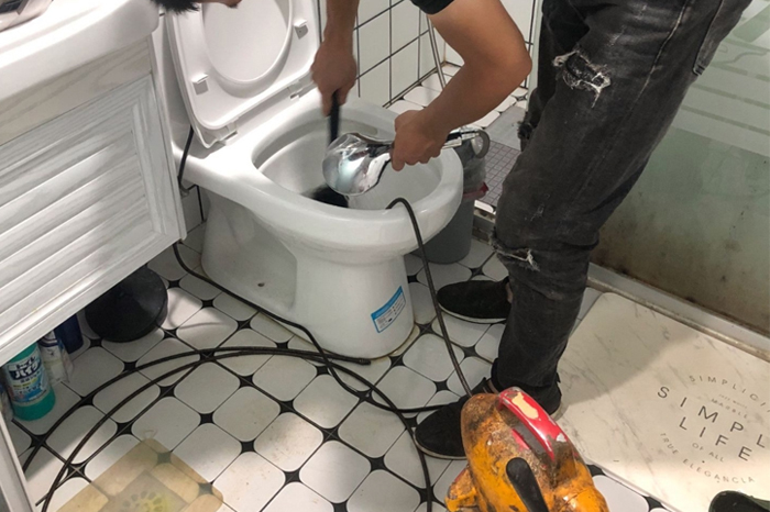 齐河马桶堵塞自己疏通还是找师傅？专业上门服务让你省时更省心